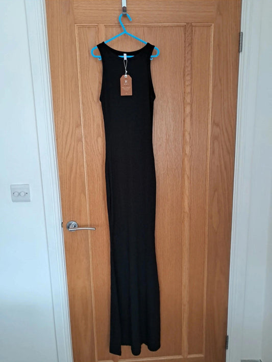 Black sleeveless bodycon dress