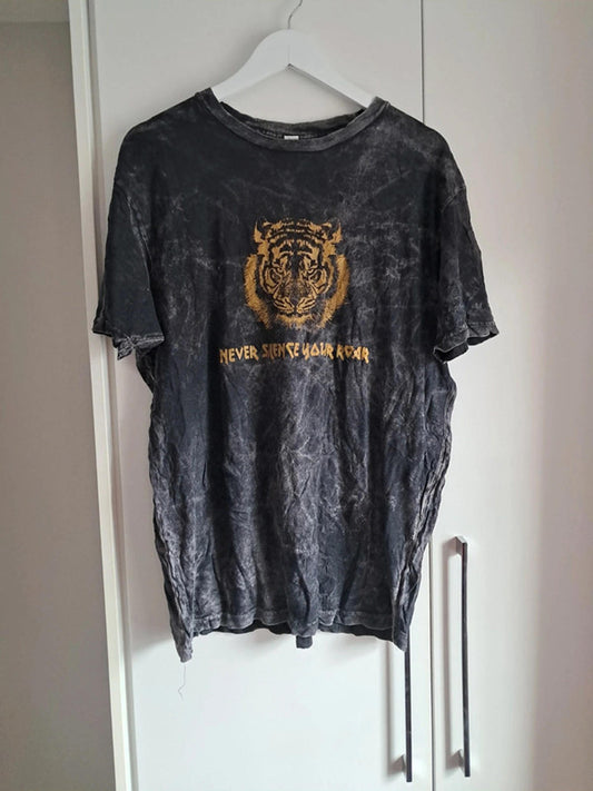 Black tiger t shirt