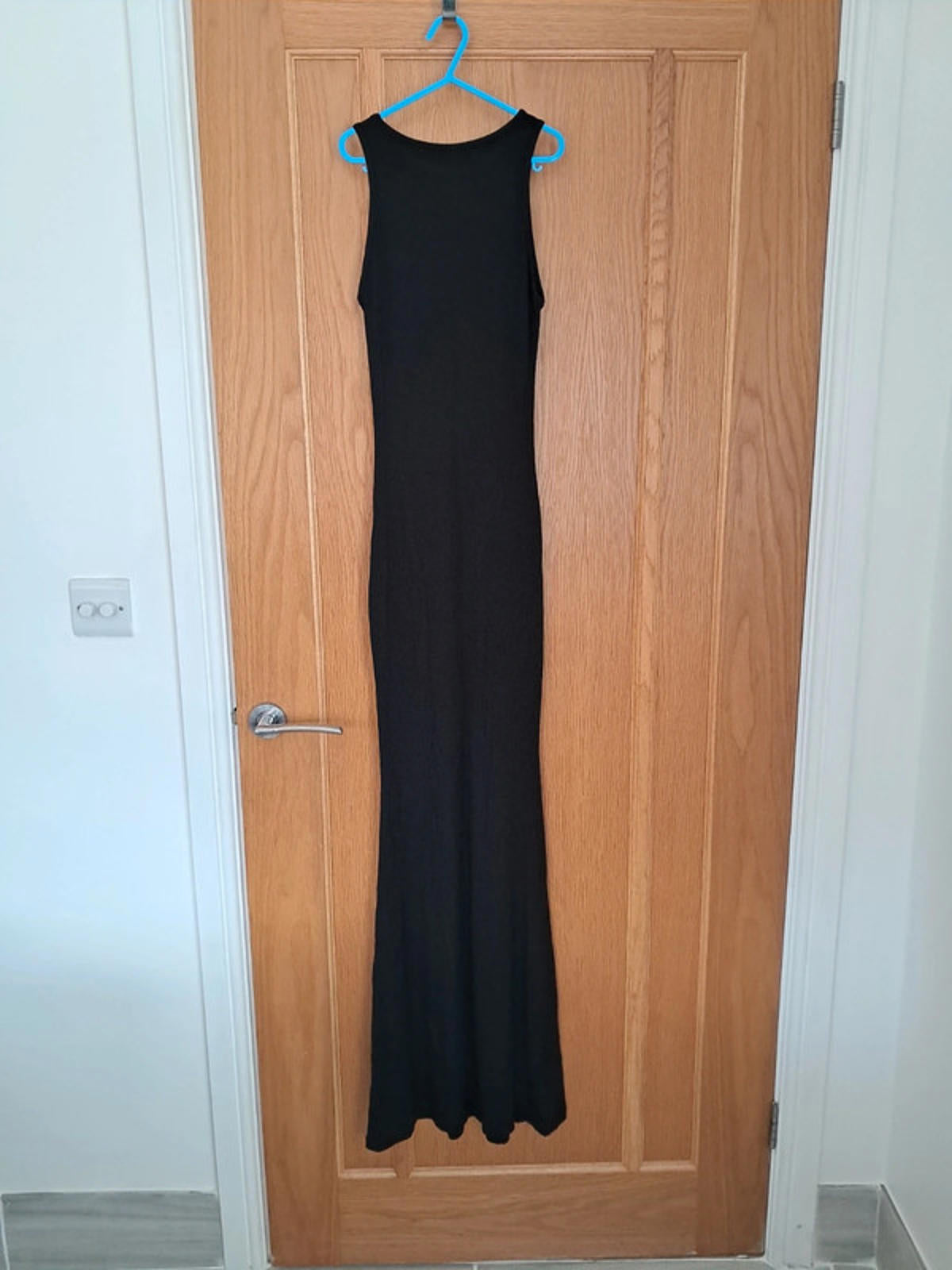Black sleeveless bodycon dress